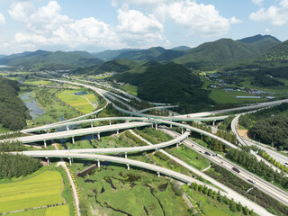 Aerial view of highway junction with traffic on the road. 고속도로 교차로.