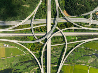 Aerial view of highway junction with traffic on the road. 고속도로 교차로.	
