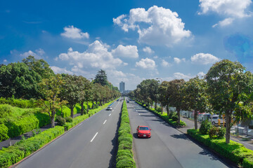 奥行きのある幹線道路