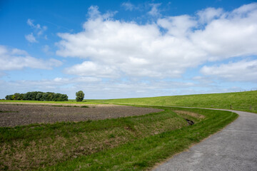 Radweg am Deich in Friesland