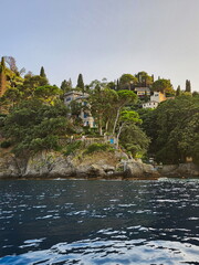 Obraz premium Lakeside Village on Forested Cliffs