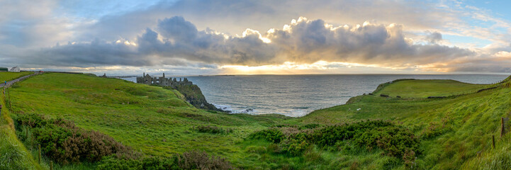 Panorama Landschaft in Nordirland im Abendlicht