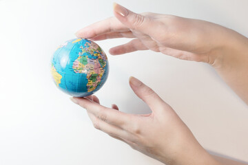 Hold the globe in your hands and protect the planet Earth