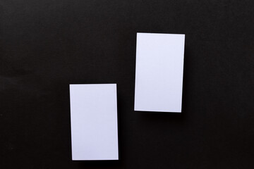 黒背景に白いカード	