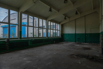 Obraz premium Opuszczona hala lokomotywowni Odolany w Warszawie – industrialny klimat