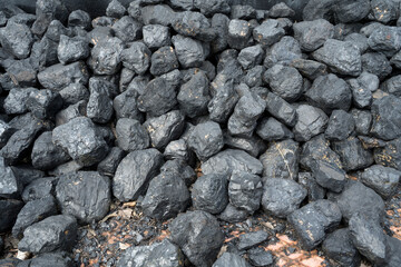 Viele Stücke Kohle liegen nebeneinaden