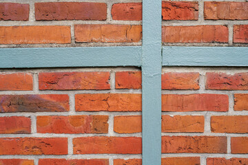 Mauer aus Ziegelsteinen mit einem Kreuz aus Stahl, Hintergrundbild