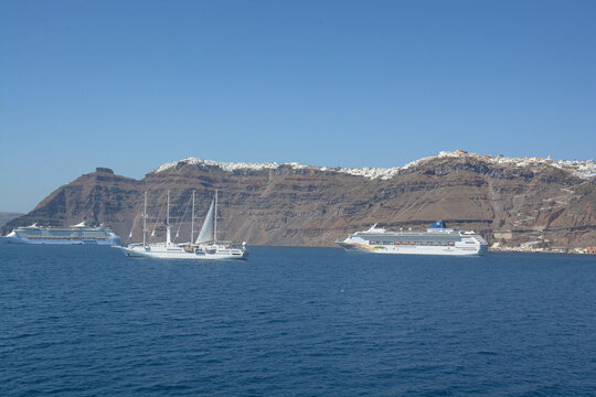 bateau de crois&egrave;re Norv&eacute;gian Sky de la compagnie Norwegian Cruise Line le 12 juin 2025 dans la caldeira de Santorin 