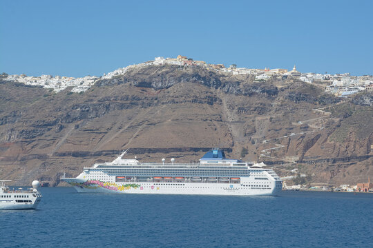 bateau de crois&egrave;re Norv&eacute;gian Sky de la compagnie Norwegian Cruise Line le 12 juin 2025 dans la caldeira de Santorin 