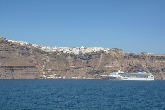 bateau de crois&egrave;re Norv&eacute;gian Sky de la compagnie Norwegian Cruise Line le 12 juin 2025 dans la caldeira de Santorin 