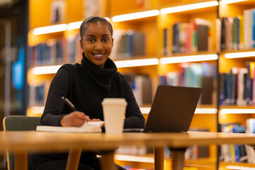 Obraz premium Student studying in modern library