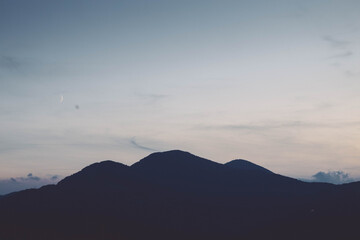 Księżyc nad górami