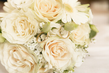 FLORES Y ANILLOS DE BODA