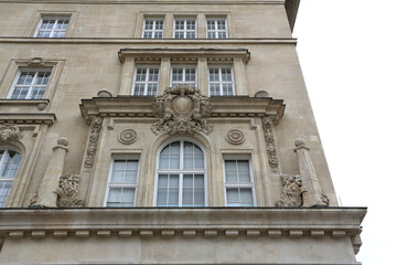Décor ouvragé de fenêtre sur une façade d'immeuble à Vienne en Autriche