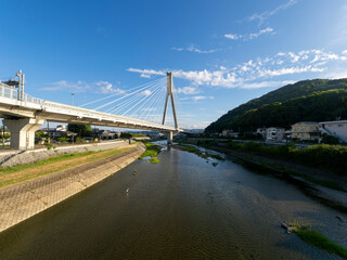 朝日に照らされた阪神高速道路の新猪名川大橋