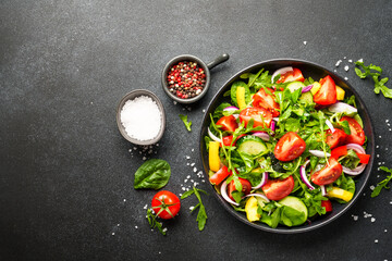 Salad with leaves, tomatoes, pepper and olive oil.