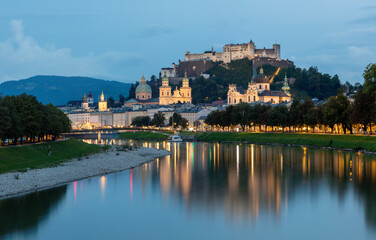 Obraz premium Salzburg - The panorama of old town from the river side at dusk.