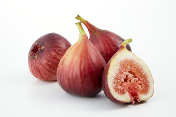 白背景に置かれた熟れて美味しそうな無花果