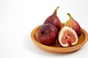 白背景に置かれた熟れて美味しそうな無花果