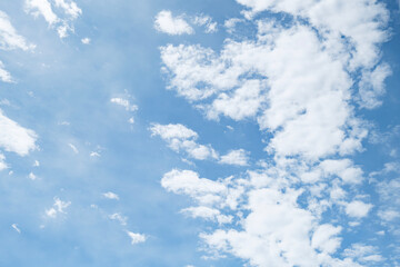 Obraz premium ふわふわした薄い雲と夏のようなさわやかな青空 風に流れる雲と美しい天気 秋の空