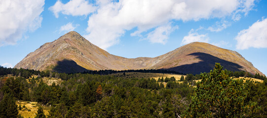 Panorama des deux Peric en Capcir avec l'ombre du soleil sous le col