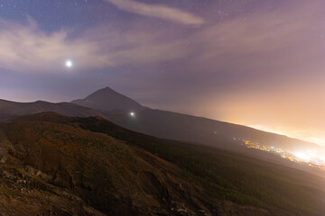 Vulkan Teide und das Orotava-Tal auf Teneriffa bei Nacht