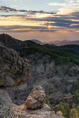 Blick vom Mirador del Pico de los Pozos de las Nieves auf dem Pico de las Nieves auf der Insel Gran Canaria, Spanien, bei Sonnenuntergang
