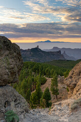 Blick vom Mirador del Pico de los Pozos de las Nieves auf dem Pico de las Nieves auf  der Insel Gran Canaria, Spanien, mit dem Teide auf der Insel Teneriffa bei Sonnenuntergang