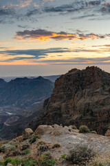 Obraz premium Blick vom Mirador del Pico de los Pozos de las Nieves auf dem Pico de las Nieves auf das Tal von San Bartolomé de Tirajana der Insel Gran Canaria, Spanien, bei Sonnenuntergang