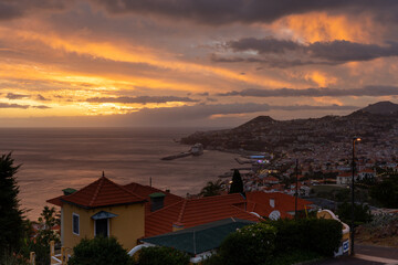 Die Stadt Funchal auf  der Insel Madeira, Portugal, bei Sonnenuntergang