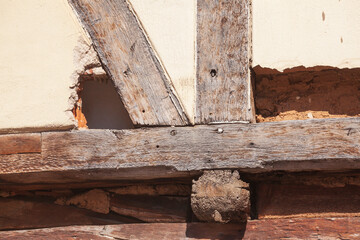 Alter Fachwerkbalken an einem verfallenen Haus in der Altstadt, Hameln, Niedersachsen, Deutschland