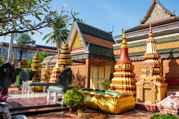 Obraz premium A visit to Wat Preah Prom Rath, a stunning Buddhist temple in the heart of Siem Reap, Cambodia.