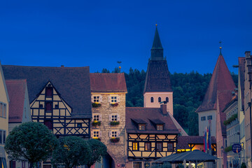 Obraz premium Mittleres Tor and church St. Lorenz in Berching, Oberpfalz, Bayern at night