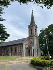 Fototapeta premium 파란하늘과 오래된 성당의 모습