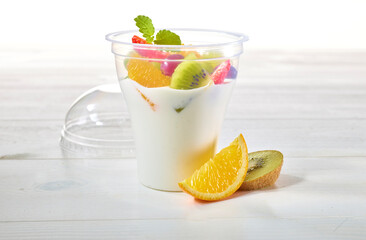 Quarkcreme mit Zitrusfruechten in To Go Becher, Fruchtsalat, gesund, Kiwi, Orangenschnitz, 