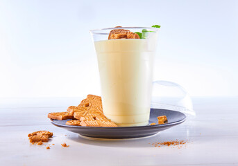 Vanille Spekulatius Dessert auf hellem Fond, shake, Weihnachten, Spekulatius, Becher, 