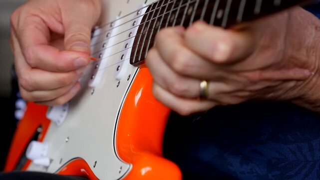 Guitare &eacute;lectrique - plan serr&eacute; sur solo 