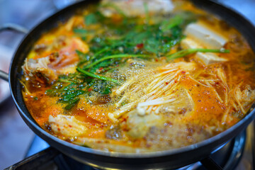 물고기와 여러 야채가 어우러진 매운탕 