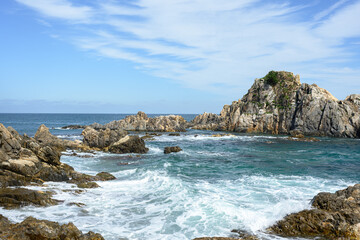 맑은 하늘과 멋진파도의 바다 바위섬 