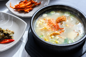 테이블 위 반찬과 함께있는 황태국밥 