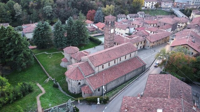 Foto aerea della Basilica di Agliate, gioiello architettonico e storico della Brianza, Lombardia.