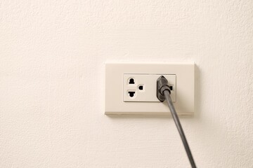 The power plug has a fuse to prevent short circuits for safety.