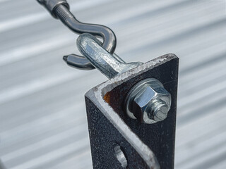 Thread the cable through the bolts on the poles and secure with wire rope clips.