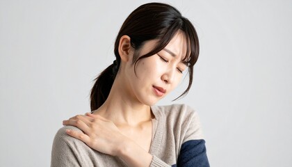 肩の痛みに悩む女性のポートレート写真