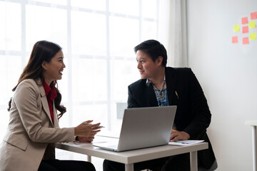 Obraz premium Business people discussing work using laptop in office meeting