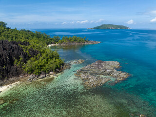 Aerial View, seychellen, Mahe, Port Glaud and Port launay Beach with divers
