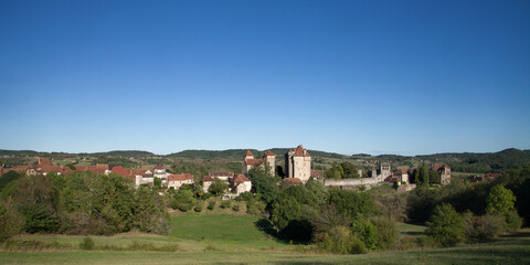 Panorama sur le village de Curemonte (Corrèze) avecses trois châteaux