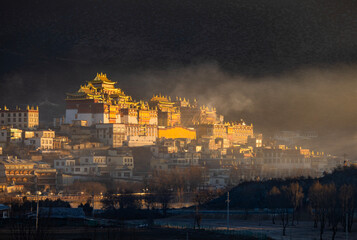 Fototapeta premium The sunrise view of Songzanlin Monastery in Shangri-La, Yunnan 