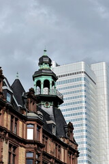 Obraz premium Büroturm hinter Altbaufassaden in Frankfurt am Main