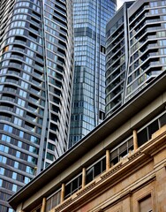 Bürotürme hinter einem Altbau in Frankfurt am Main